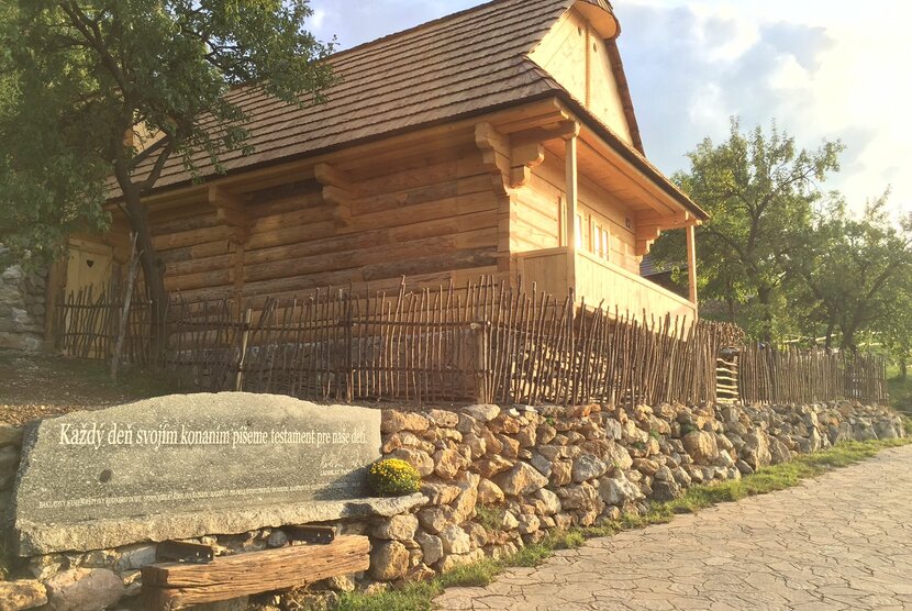 Replika rodného domu Ladislava Ťažkého na Starom Klíži.